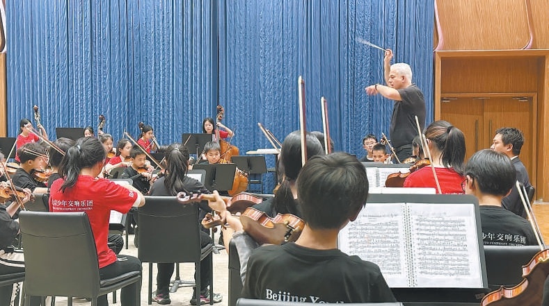 坎佩斯特裏尼教授指揮樂團排練。