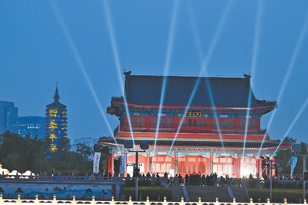 4月26日晚，大光樓碼頭上演大運長歌光影秀，大光樓、燃燈塔等節點一派曼妙美景。