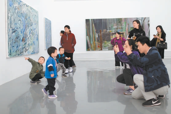 宋莊美育空間吸引不少家庭。