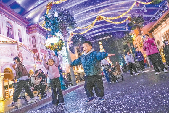 遊客在環球影城暢快遊玩。 遊客在環球影城暢快遊玩。