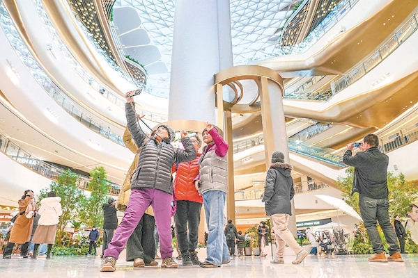 市民遊客打卡灣裏。 市民遊客打卡灣裏。