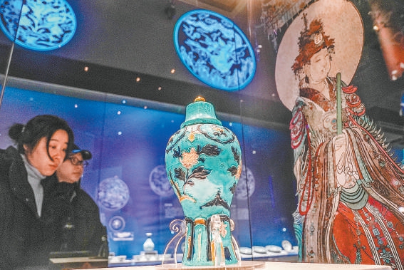 北京大運河博物館“向海而行——中國南海西北陸坡海域深海考古特展”展廳裏,遊客駐足參觀。 北京大運河博物館“向海而行——中國南海西北陸坡海域深海考古特展”展廳裏,遊客駐足參觀。