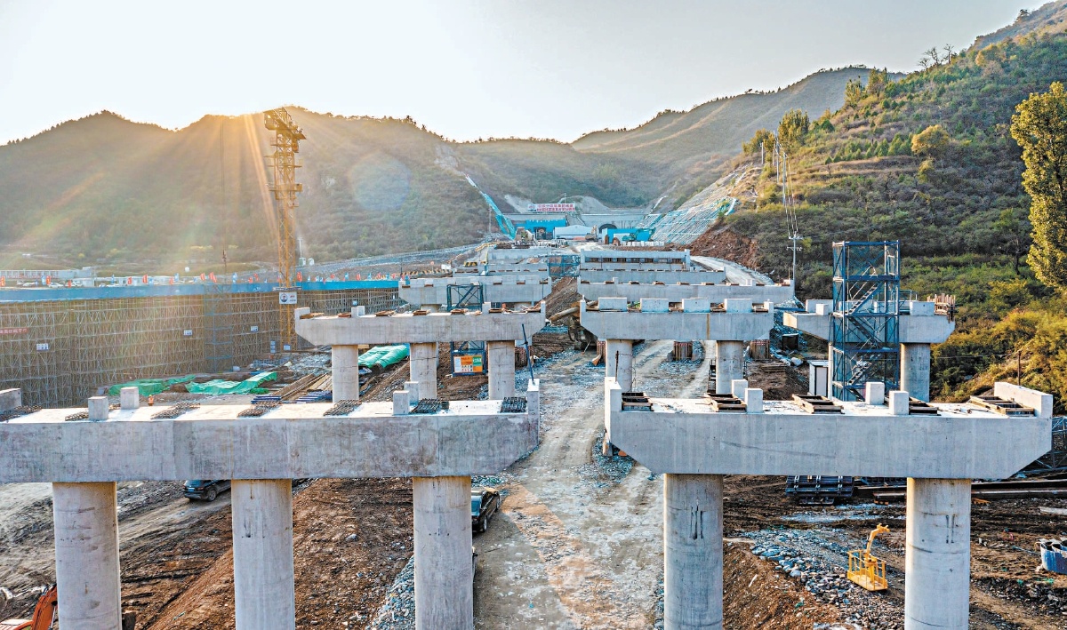 黑龍關2號隧道外，一座座橋梁高墩已經拔地而起。