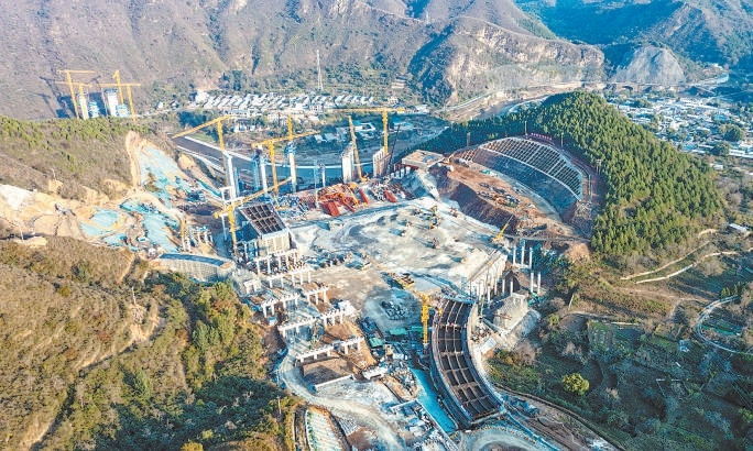 佛子莊互通立交包含1個全線唯一的服務區，因為建在山溝裏，需填土方60萬立方米，最高填高34米。