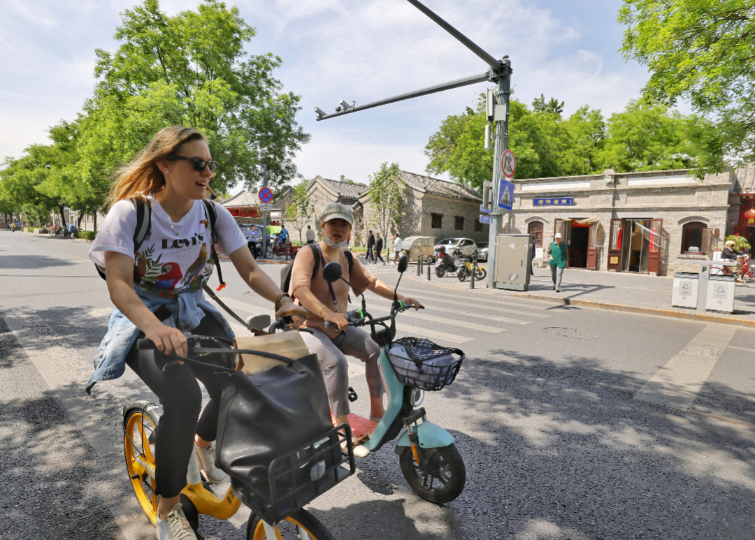 東城區崇雍大街實現“多杆合一” 東城區崇雍大街實現“多杆合一”