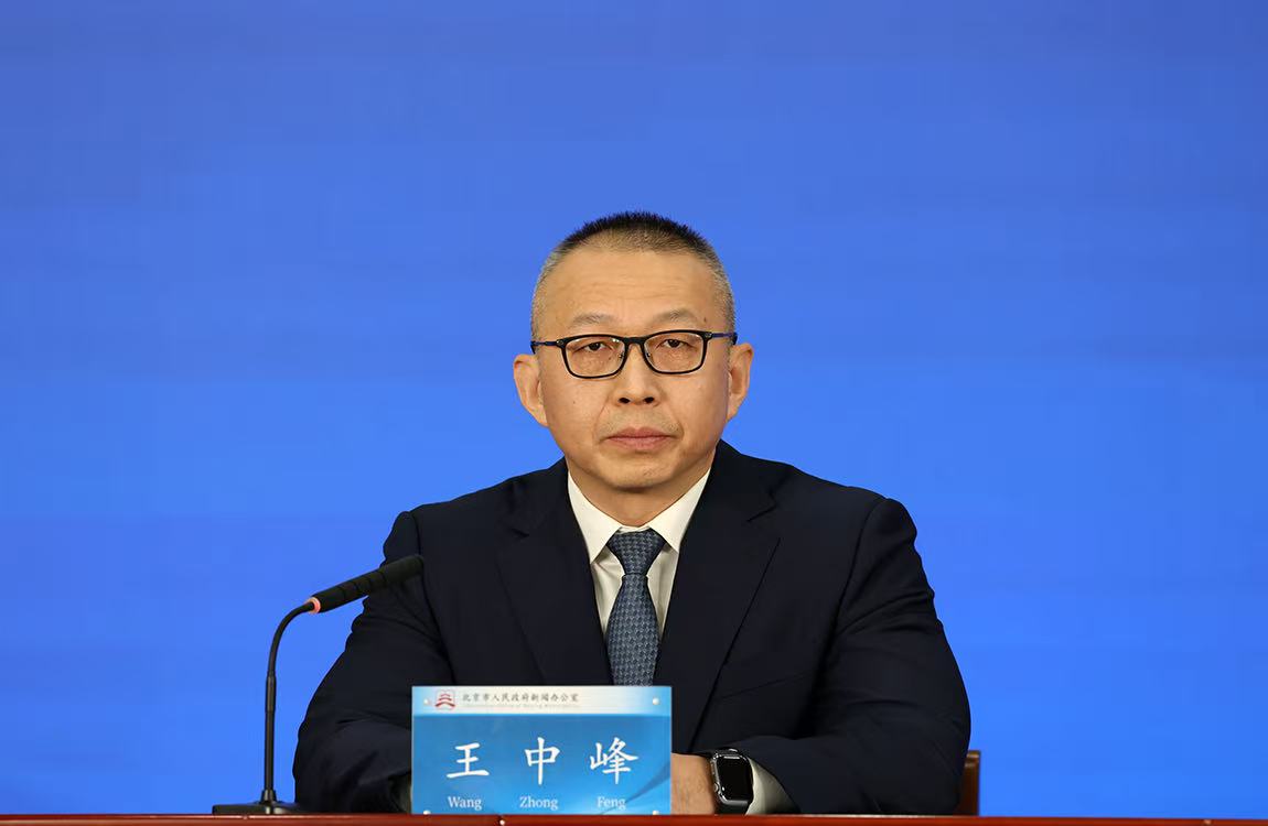 介紹一下綜治中心是什麽？群眾在綜治中心可以得到哪些服務和幫助？以及目前全市綜治中心規範化建設情況？