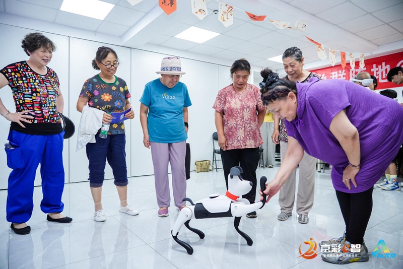 “京彩e智・數字轉角進社區”係列活動舉辦 教老人守錢袋帶少年探未來