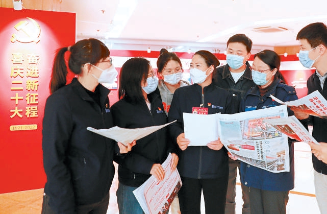 近日，黨的二十大代表、全國勞動模範、北京環衛集團所屬北京機掃公司職工蔡鳳輝，向同事們傳達黨的二十大精神。