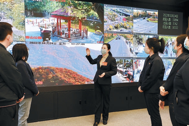 10月24日，二十大代表、香山公園講解員賈莉來到北京公園管理中心宣講大會精神。