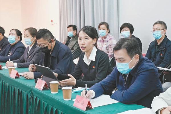 圖為黨的二十大代表、小米科技有限責任公司手機相機部總經理易彥(前排右二)與來自海澱區社區、教育、“兩新”組織等領域的各級黨代表共同交流學習黨的二十大精神。 圖為黨的二十大代表、小米科技有限責任公司手機相機部總經理易彥(前排右二)與來自海澱區社區、教育、“兩新”組織等領域的各級黨代表共同交流學習黨的二十大精神。