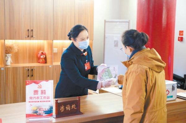 圖為黨的二十大代表、香山公園紅色文化講解員賈莉在黨代表工作站為遊客提供優質服務。