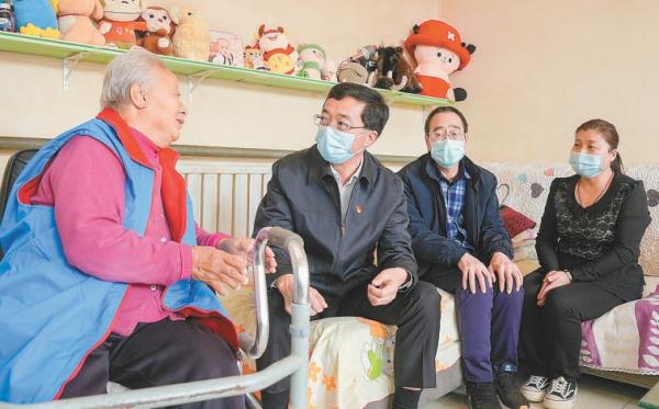日前,黨的二十大代表、大興區委書記王有國(左二)來到黃村鎮後辛莊村,探望李金柱(右二)一家。 日前,黨的二十大代表、大興區委書記王有國(左二)來到黃村鎮後辛莊村,探望李金柱(右二)一家。
