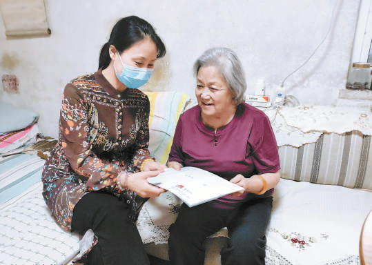 黨的二十大代表、北京市河北梆子劇團黨總支書記、團長王洪玲(左)慰問退休老藝術家。 黨的二十大代表、北京市河北梆子劇團黨總支書記、團長王洪玲(左)慰問退休老藝術家。