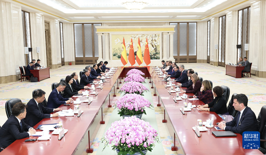 11月12日下午，國務院總理李強在北京人民大會堂會見來華進行國事訪問的西班牙國王費利佩六世。